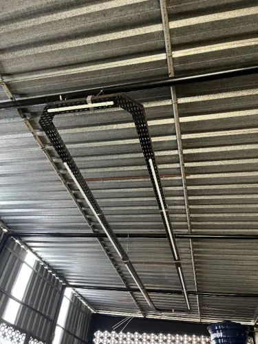 Calha de iluminação industrial com lâmpadas