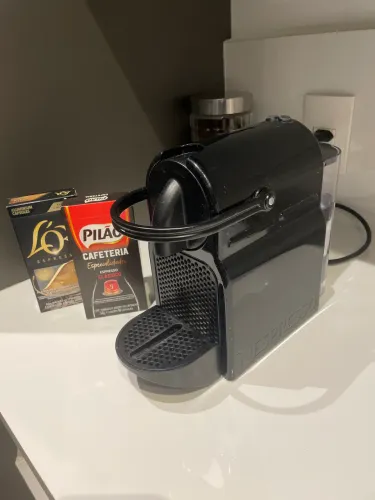 Cafeteira Nespresso 220v + 2 caixas de cápsulas