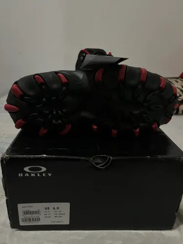 Botinha Oakley Airstrip Black/Red