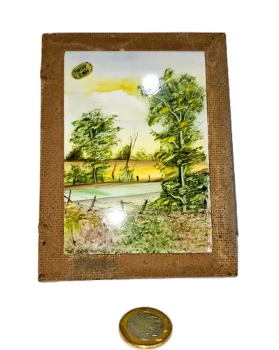  Peça de Porcelana pintada a mão, fundo em placa de compensado. Paisagem de interior.