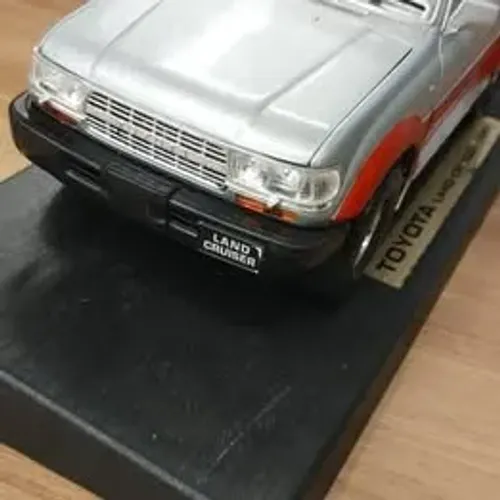 Miniatura automotiva em metal na caixa Land Cruiser 1997 1:18