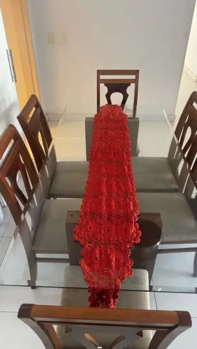 Mesa de madeira com tampa de vidro