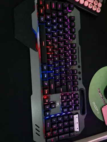 Teclado Gamer Semi-Mecânico LED com Base de Metal e Suporte para Celular