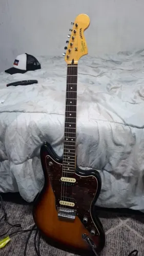 GUITARRA SQUAIER ORIGINAL BY FENDER. REGULADA, TIMBRADA, MACIA.