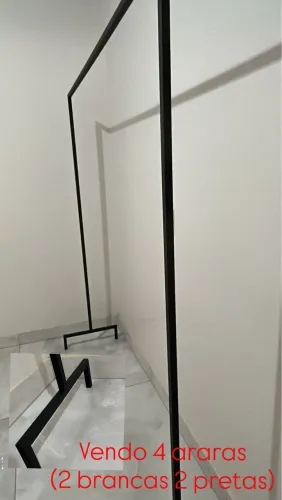 4 Araras de roupa. 2 branca 2 preta