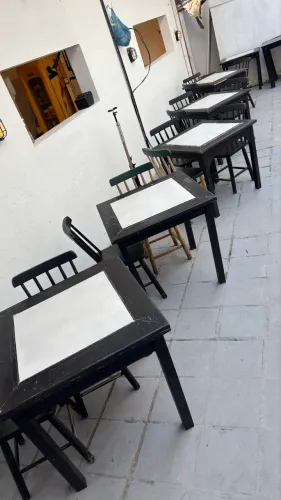Lote de 6 mesas de madeira com cerâmica no estado 