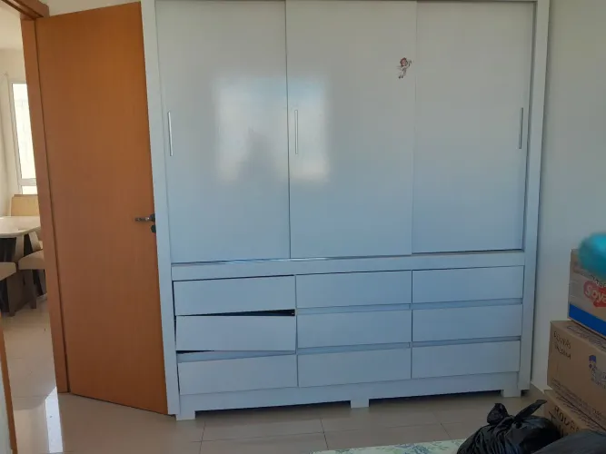 Guarda Roupas casal com 03 portas de correr e 09 gavetas