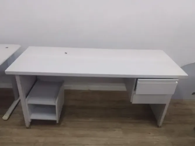 MESA DE ESCRITÓRIO 2 GAVETAS C/BASE PARA COMPUTADOR