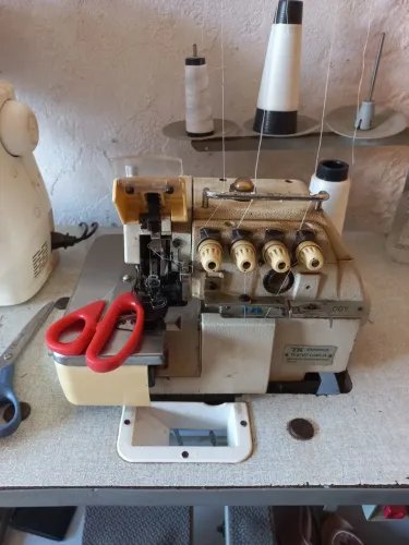 Máquina overlock industrial 
