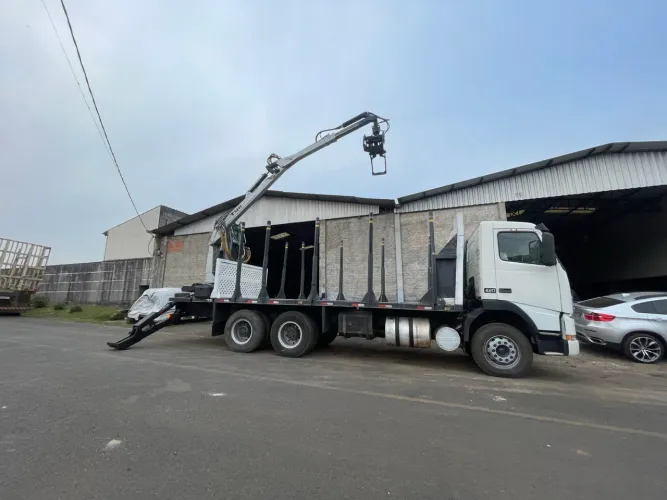 Caminhão volvo FH12 - 420 - 6x4 com munck florestal TMO 2011 cabine elevação