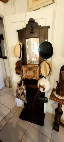 chapeleira antiga muito linda de madeira com espelho e ganchos em ferro