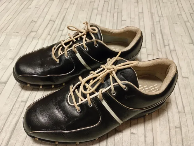 Sapato Nike Air tac para golfe em couro legítimo.