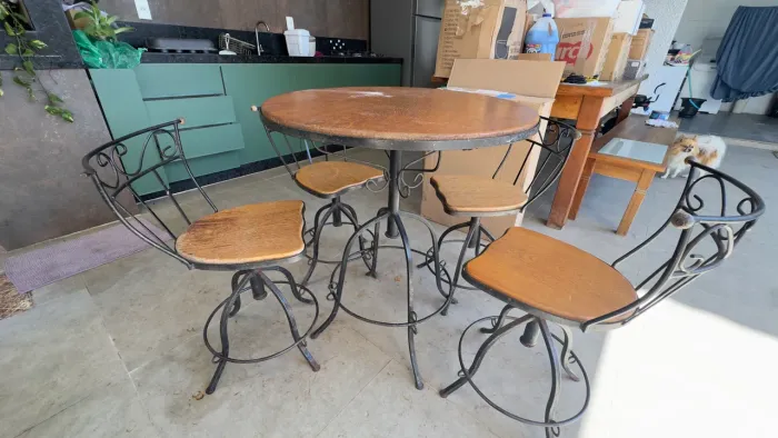Vendo conjunto mesa e cadeira madeira maciça . * Pagamento na retirada! Não Olx ! 