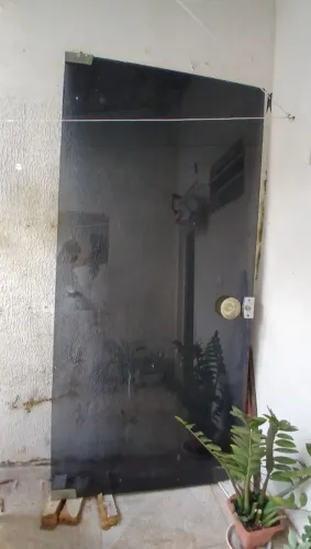 Vende-se porta de vidro.