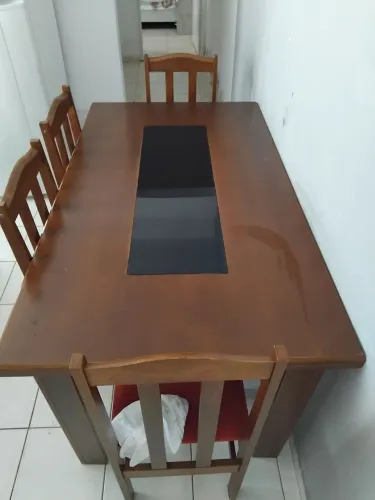 Mesa e cadeiras