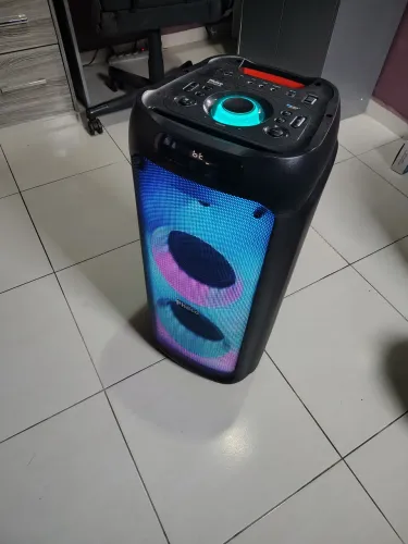 Caixa de som Philco com controle remoto e bateria interna