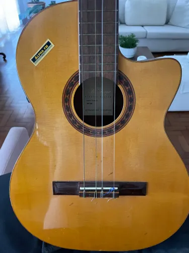 Violão é um modelo Di Giorgio Talent SL1