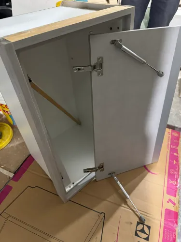 Armário com porta basculante