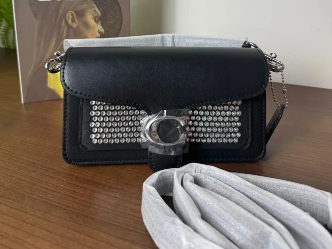 ?Coach Tabby 20: brilho, elegância e atitude. A bolsa que transforma qualquer look! ?