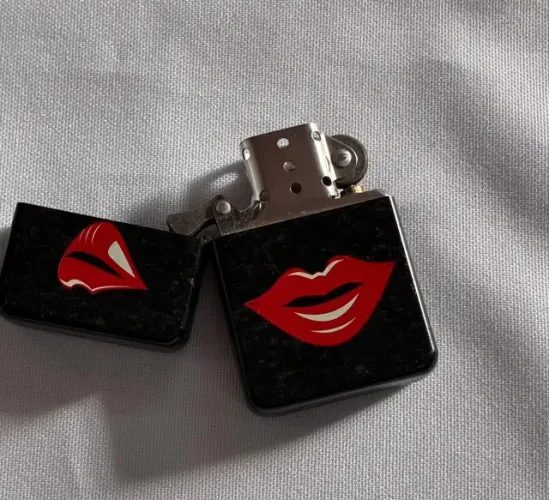Isqueiro de Fluido Preto Liso Labios Vermelhos 