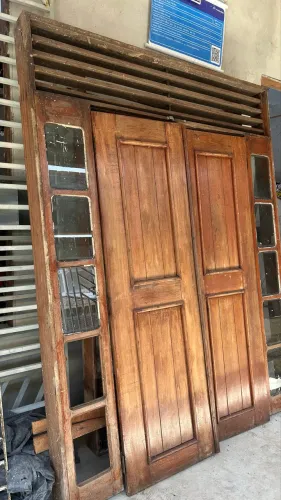 Desapego de 2 portas de madeira de lei completas com caixilho