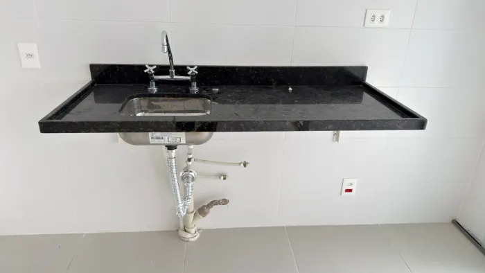 Bancadas de Granito Preto com Cubas e Torneiras - Novas