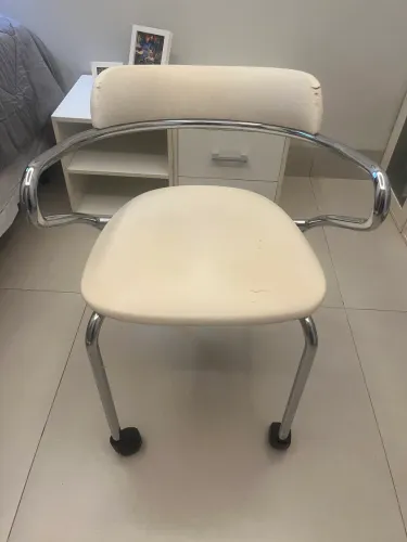 Cadeira branca para escrivaninha ou penteadeira