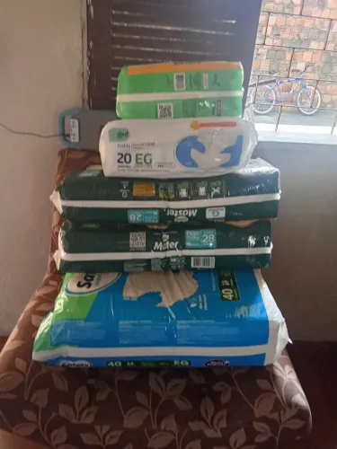 Vendo fraldas tamanho G e extra G todas da foto no valor de 250 reais