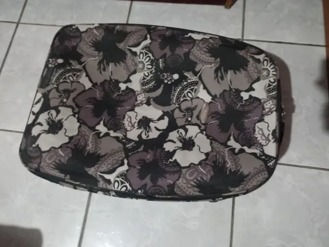Uma mala e uma neceser.