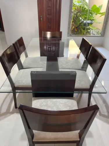 Mesa de jantar com 6 cadeiras. Marca Rudinik