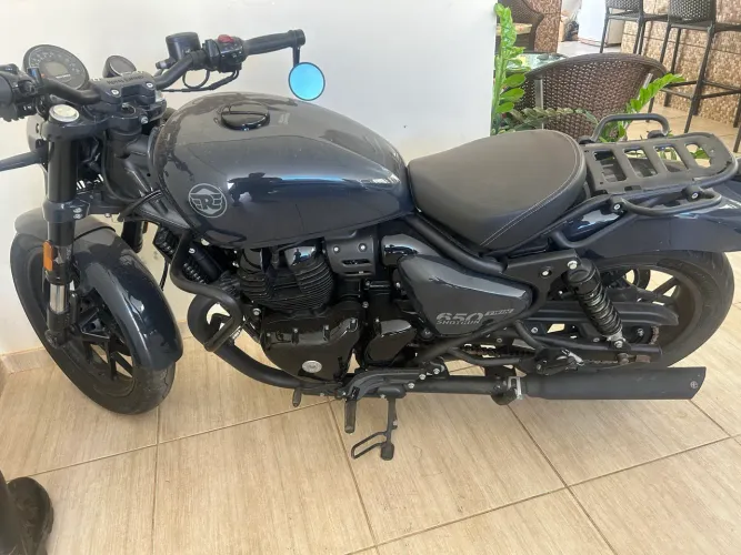 Moto customizada muito nova.