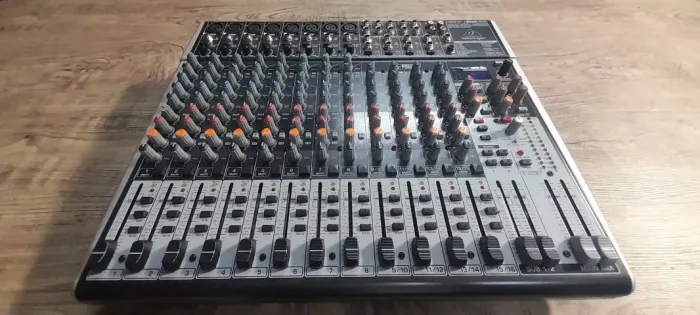 MESA SOM BEHRINGER X2222 USB