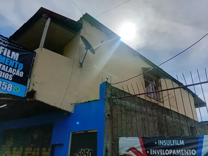 Aluga-se Sobrado para fins comerciais.