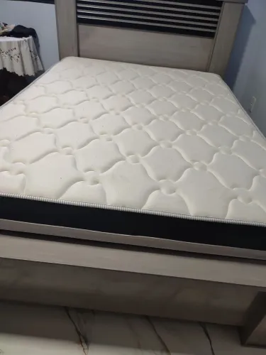 Cama de casal com colchão Reconflex