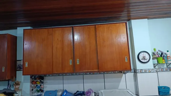 Vendo Armário de parede, em madeira maciça, medindo 1m de altura e 2m de largura.