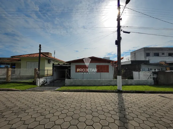 Casa de Madeira Para Locação no Bairro Urussanguinha Araranguá