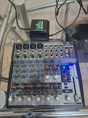 Mesa de som behringer 1202fx com fonte bivolt pode ligar no 110v e no 220v - tudo ok