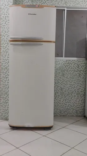 Geladeira duplex Eletrolux funcionando gelando pouco parte de baixo