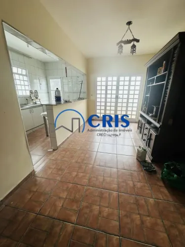 Casa com cinco dormitórios sendo uma suíte , próximo Vila Sta Catarina!