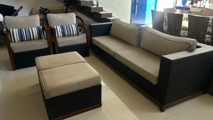Sofá fibra e alumínio área externa com mesa e poltronas