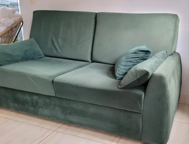 Sofá 2 lugares Tecido Suede e madeira maciça