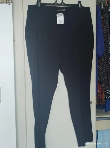 calça plus size cigarrete preta tamanho 50, zíper na barra da perna