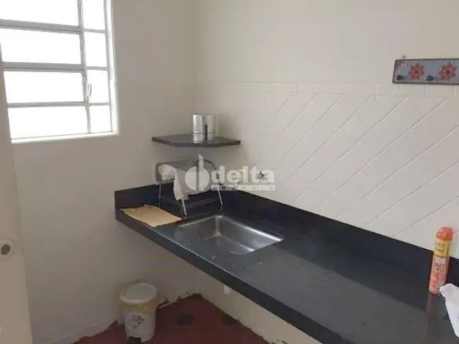 Casa comercial disponível para locação no bairro Martins em Uberlândia-MG