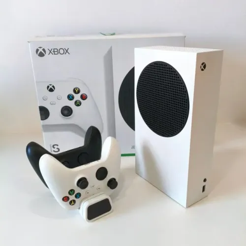 Xbox Series S + 2 Controles + Base de Carregamento de Controle