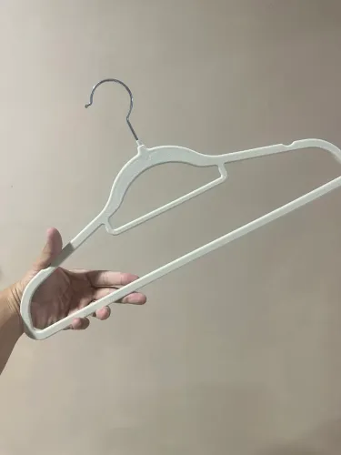 Cabides beges aveludados