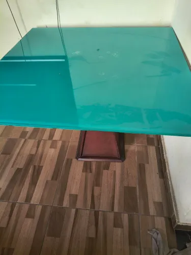 Mesa de vidro com 4 cadeiras
