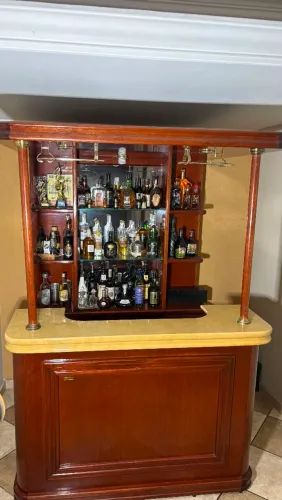 Bar residencial clássico em madeira