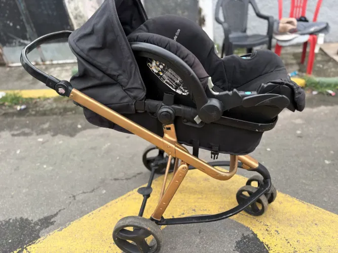 Vende-se carrinho Moisés + bebê conforto, está com alguns arranhões