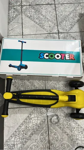 Patinete amarelo novo na Caixa