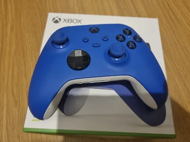Microsoft Controle para Xbox sem Fio EP2-40577 Shock Blue Compatível com Xbox, PC e Mobile